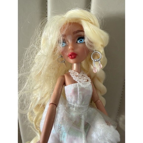 Mermaze Mermaidz Winter Waves Gwen Fashion Doll Color Change/Glitter Tail MGA - Picture 5 of 7